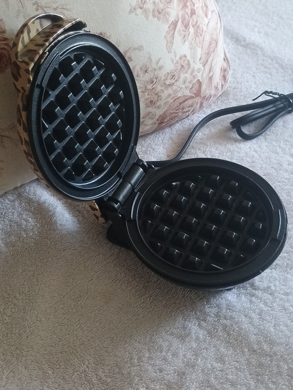 Leopard print mini waffle maker - Picture 6 of 6